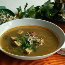 Vegisto's vegane Graupensuppe mit Mungobohnen und Räuchertofu