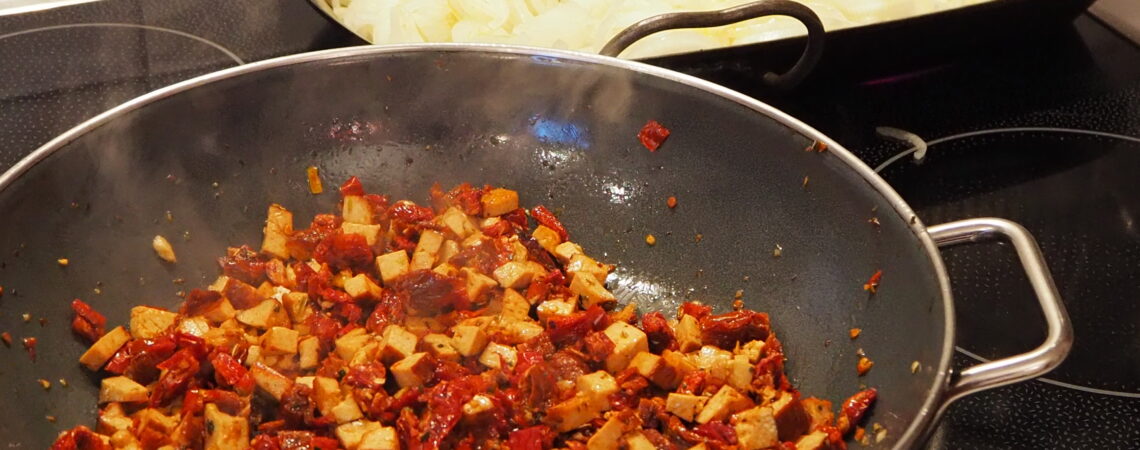 Vegisto's veganer Flammkuchen mit getrockneten Tomaten und Räuchertofu