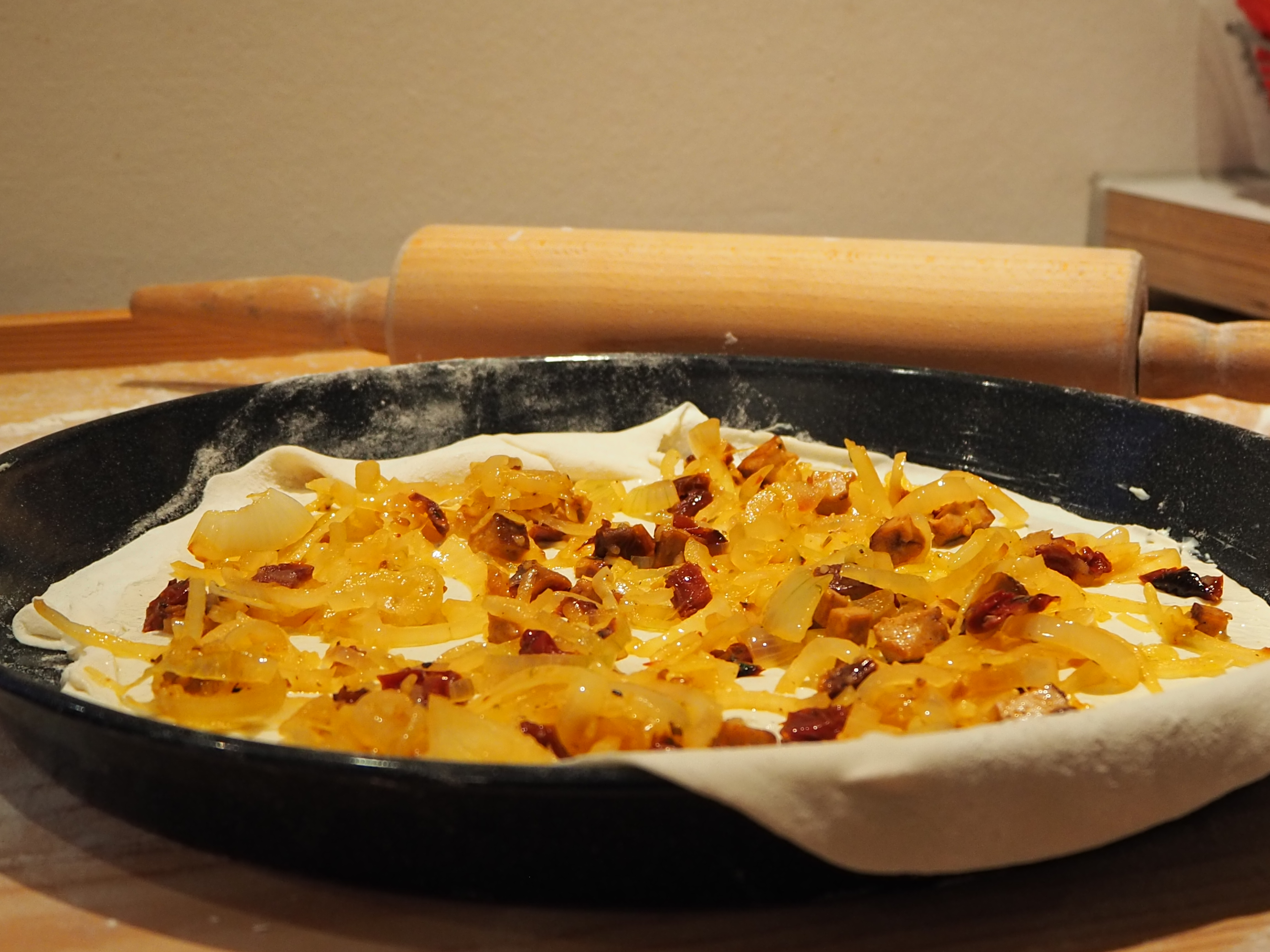 Flammkuchen mit getrockneten Tomaten und Räuchertofu – Vegisto – vegan ...