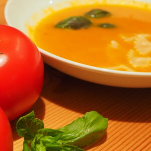 Vegisto's vegane Tomatensuppe mit Nudeln und Basilikum