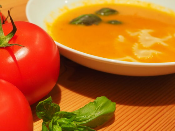 Vegisto's vegane Tomatensuppe mit Nudeln und Basilikum