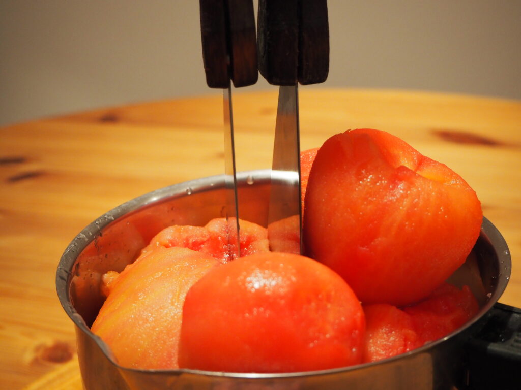 Vegisto's vegane Tomatensuppe: Geschälte Tomaten stückeln