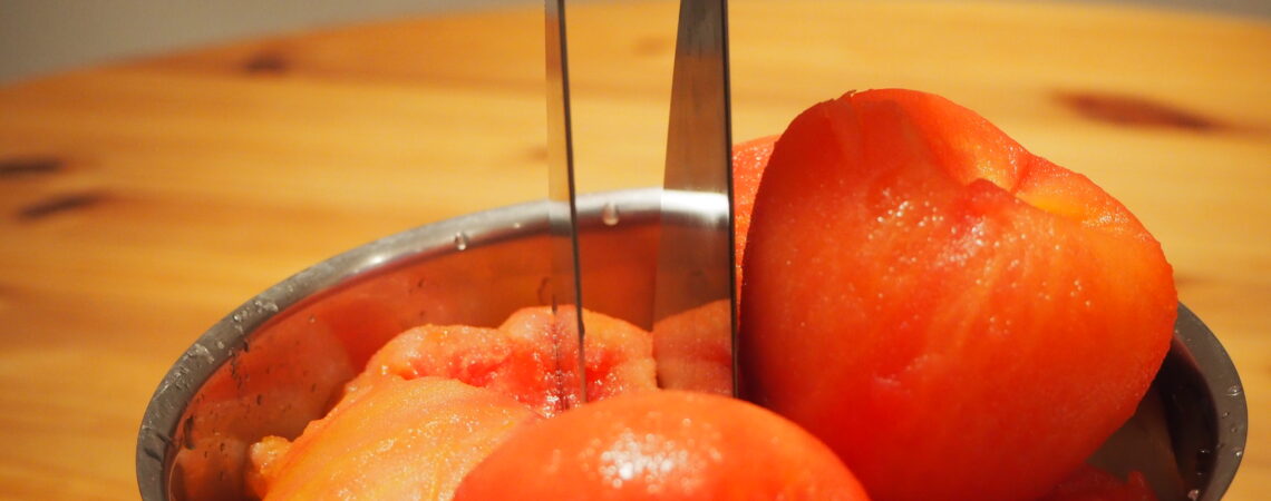 Vegisto's vegane Tomatensuppe: Geschälte Tomaten stückeln