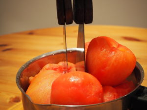 Vegisto's vegane Tomatensuppe: Geschälte Tomaten stückeln