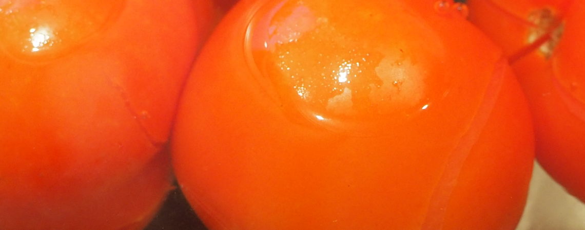 Vegisto's vegane Tomatensuppe: Geschälte Tomaten stückeln